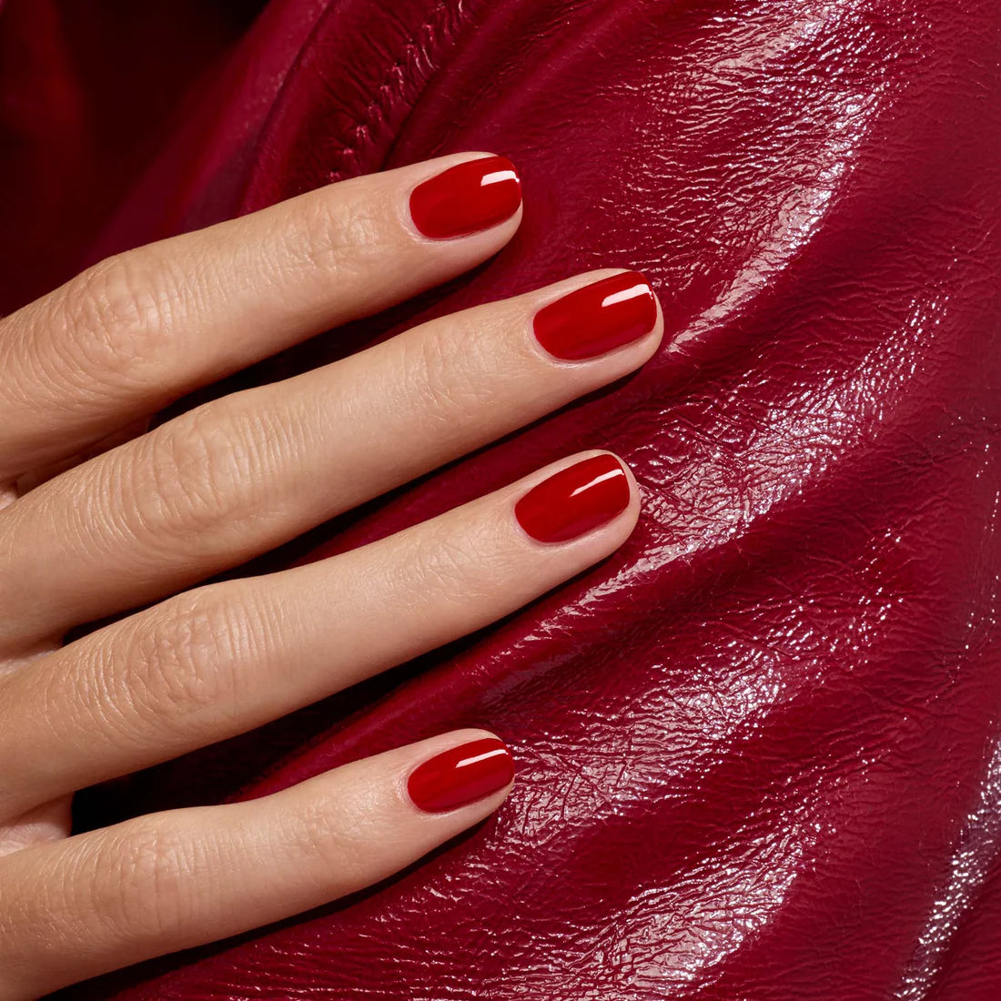 Vernis à ongles semi-permanent rouge velours profond (Red Velvet)