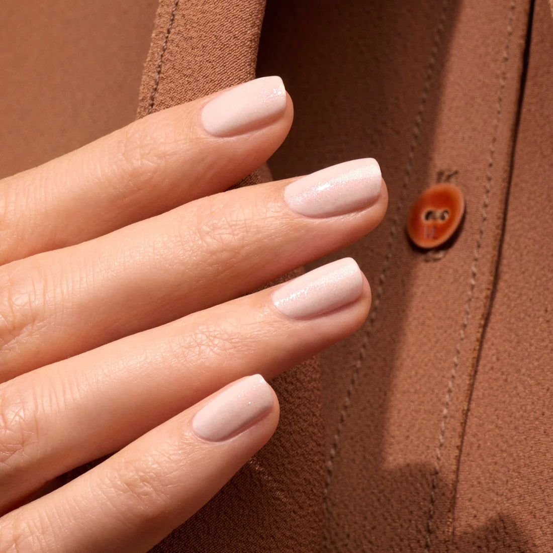 Vernis à ongles semi-permanent blanc aux reflets rose irisés (gloss)