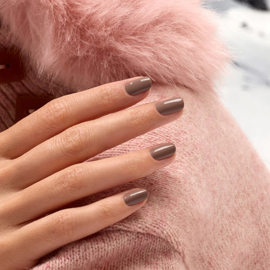 Vernis à ongles semi-permanent marron aux sous-tons froids (Freckels)