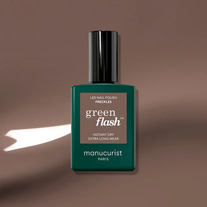 Vernis à ongles semi-permanent marron aux sous-tons froids (Freckels)