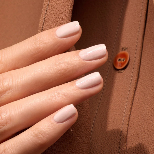 Vernis à ongles semi-permanent blanc aux reflets rose irisés (gloss)